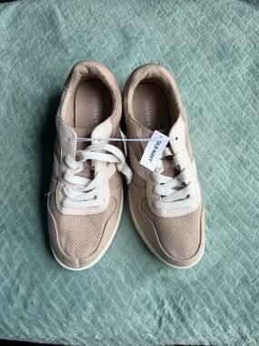 NWT Old Navy sneakers Beige and white. Size 8.5